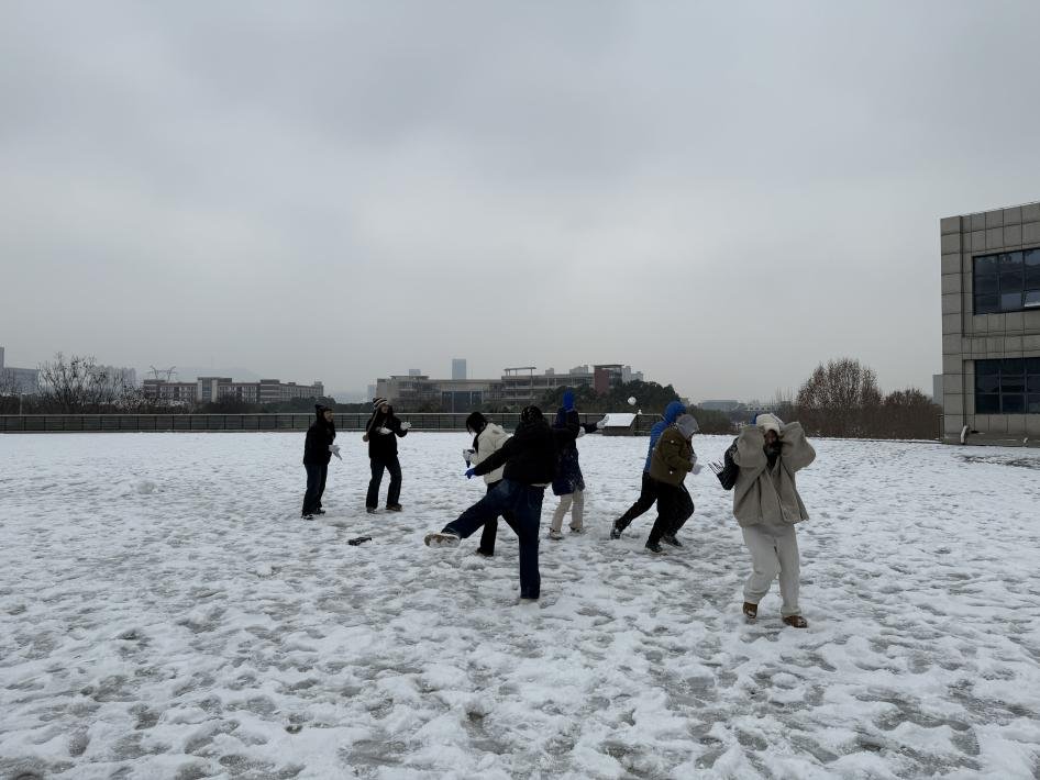 不知是谁率先揉起一个雪球